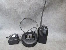A GOOD VERTEX STANDARD VX-261 TWO WAY RADIO WITH CHARGER AND BATTERY #13