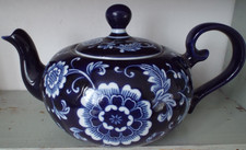 BLUE FLORAL VINTAGE TEAPOT/ORNATE TEA POTS/DECORATIVE/KITCHEN/COLLECTABLES/PIER