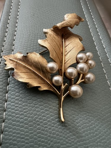 Crown trifari gold tone faux - ,