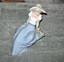 LLADRO NAO 'GIRL LISTENING TO