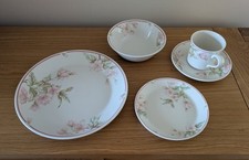Royal Doulton Dinner Service (8 settings)