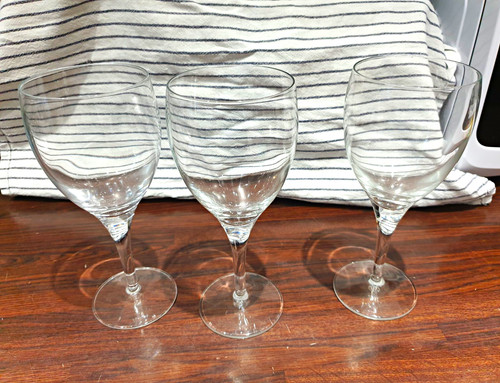 Clear stemmed wine glasses - x, 3