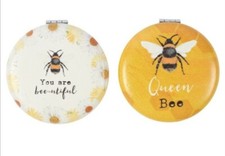 A Daisy Picking Compact