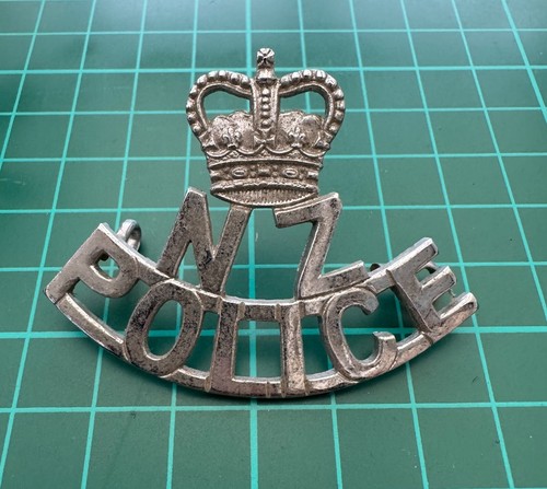 Police cap badge bb 46 - n.z,
