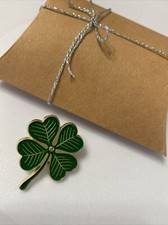 QUALITY UNISEX 4 LEAF CLOVER SHAMROCK PIN BADGE ST PATRICK IRELAND GIFT WRAPPED