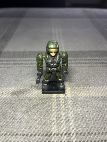Green pelican pilot minifigure - green,