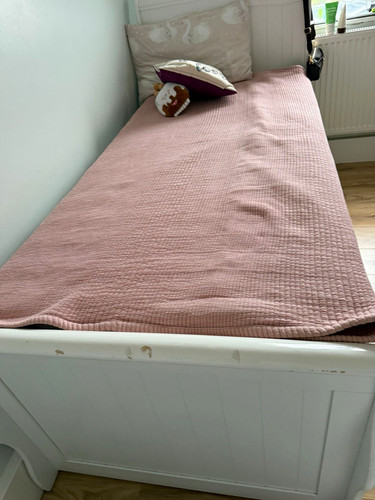 White wooden single daybed - single,