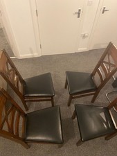 Extantable Dinning Table with 4 Chairs 1 Table  In Good Condition
