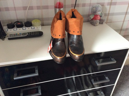 Shellys brown boots