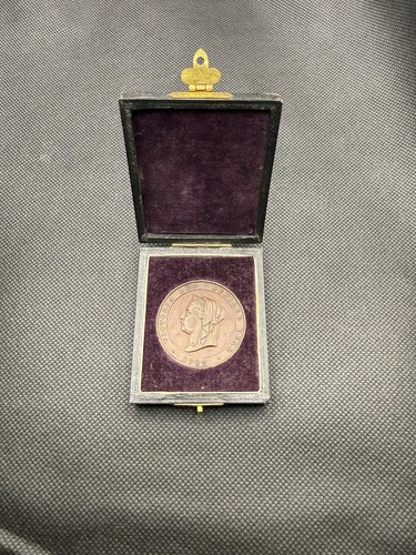 887 queen victoria golden - queen,