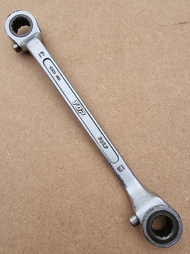 Top cranked ratchet - top,