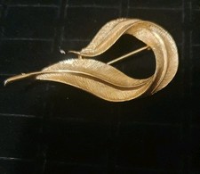 Sarah Coventry Gold Tone Feather Brooch Signed