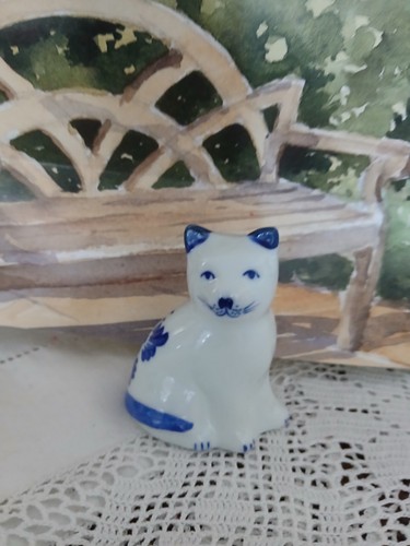 Small vintage blue - and, white