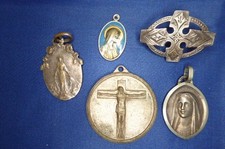 4x RELIGIOUS PENDANTS 1x BROOCH