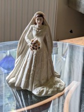 Royal Worcester Her Majesty Queen Elizabeth II Diamond Wedding Figurine 2007