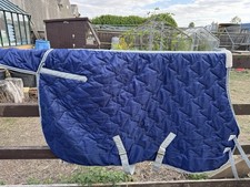 WEATHERBEETA COMFITEC 210D CHANNEL QUILT STANDARD NECK Medium Lite Stable Rug