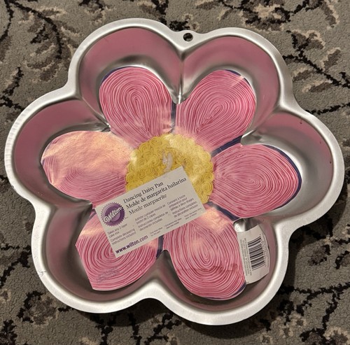 Wilton dancing daisy cake - wilton,