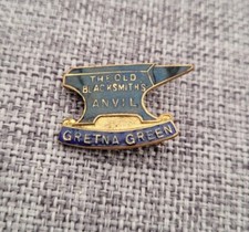 THE OLD BLACKSMITHS ANVIL GRETNA GREEN ENAMEL PIN BADGE