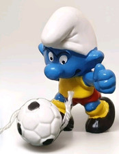 PEYO SCHLEICH  SMURF FOOTBALLER  (YELLOW/RED KIT) WEST GERMANY 20416 FIGURE.    