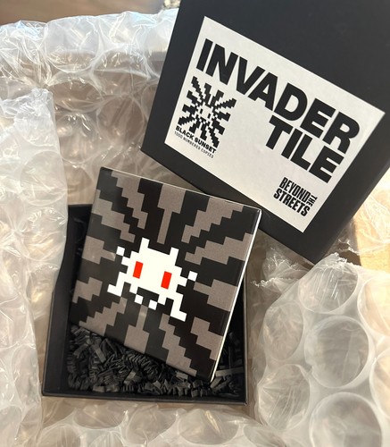 Space invader black - 🌅,