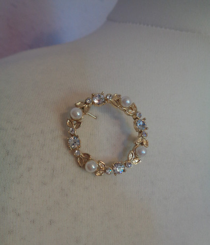 Brooch circular simulated - circular,