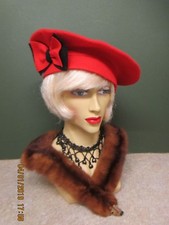 1940S LADIES RED FELT HAT WITH RED & BLACK BOW 