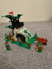 LEGO Castle Camouflaged Outpost 6066 Vintage Forestmen Set Complete with Figures