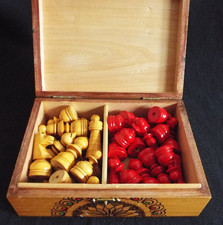 WOOD CHESS SET COMPLETE WITHIN DECORATIVE PARTITIONED BOX