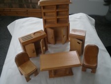 DOLLS HOUSE FURNITURE