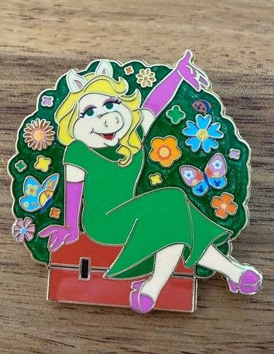 Disney mystery pin epcot - disney,