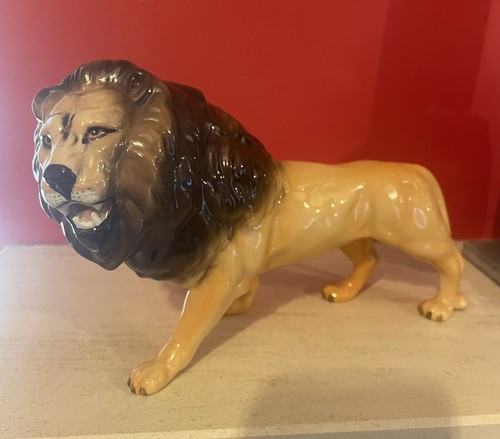 Beswick lion no - lion, (left
