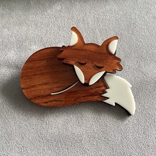 CUTE LAYERED RESIN SLEEPING FOX BROOCH.