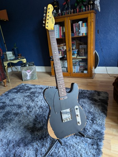 Vintage v62 icon - vintage, electric