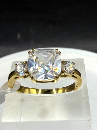 Ladies three stone - , gold