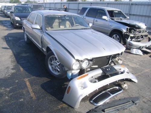 Jaguar xj8 front - l., knee