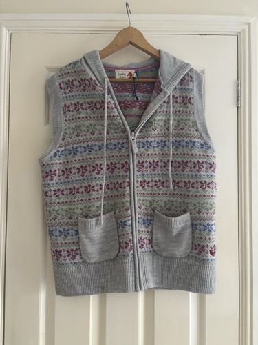 Country rose fair - fair, hooded