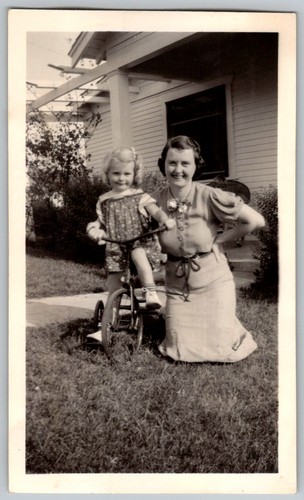 Vtg snapshot woman - b&w, with