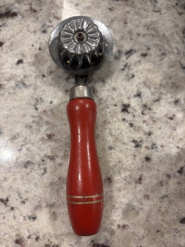 Vintage fluted pastry wheel - vintage,