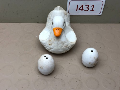 Vintage ceramic duck with eggs - vintage,