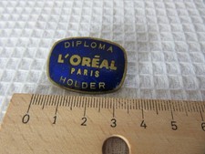 L'OREAL PARIS DIPLOMA HOLDER HAIRDRESSING HAIRDRESSER vintage pin badge  (# 91)