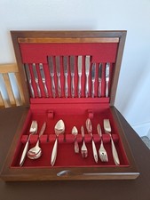 COMMUNITY PLATE 'SERENADE' PATTERN CANTEEN OF CUTLERY.