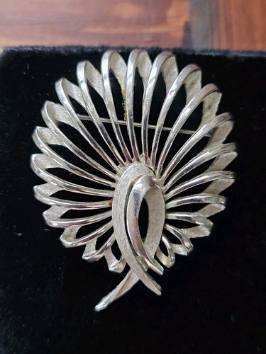 Vtg crown trifari signed - crown,