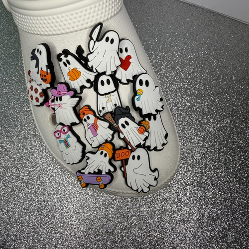 Cutesy ghost shoe charm
