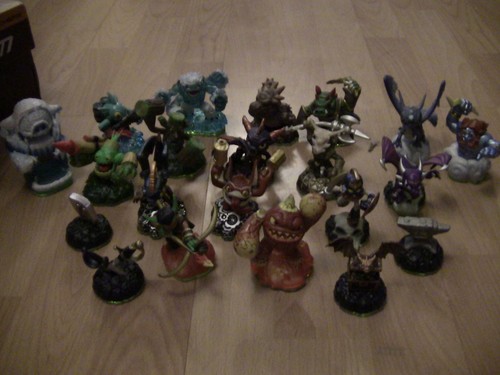 Skylander figures bundle