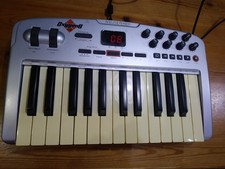 M-Audio Oxygen8 v2  midi keyboard, 2 octave, boxed,  used