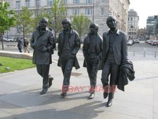 PHOTO  BEATLES STATUE