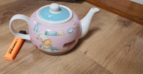 Tea pot with bakery