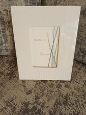 EXCELLENT COND.  ‘BELLEEK LIVING' 6 X 4” APERTURE CREAM CERAMIC LINE PHOTO FRAME