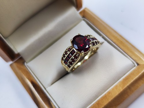 9ct yellow gold ring with - 9ct,