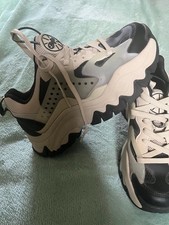 Buffalo Trainers Women’s Size 5 Vegan Fashion Beige/black And Grey 